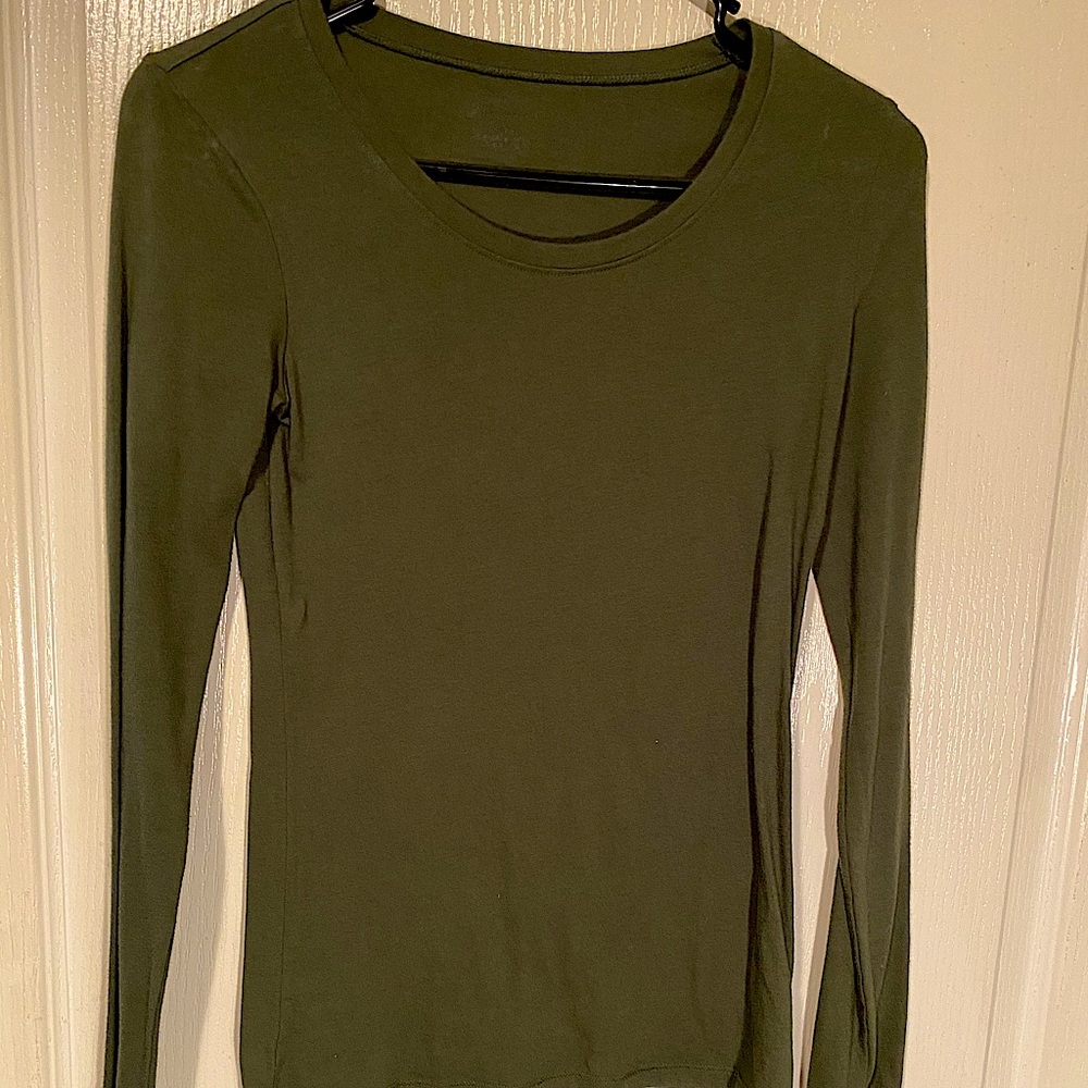 Women’s size small 3/5 army green casual long sleeve sleeve tee